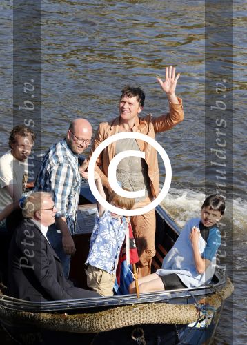 Amsterdam 7 juni 2013
Presentatie boek handboek voor vader van Beau v Erven Dorens. Hij springt samen met zijn zoons van de magere brug af in de amstel.
Peter Smulders bv