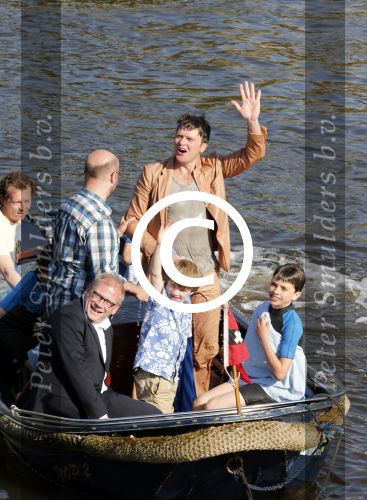Amsterdam 7 juni 2013
Presentatie boek handboek voor vader van Beau v Erven Dorens. Hij springt samen met zijn zoons van de magere brug af in de amstel.
Peter Smulders bv