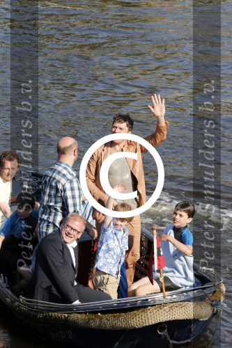 Amsterdam 7 juni 2013
Presentatie boek handboek voor vader van Beau v Erven Dorens. Hij springt samen met zijn zoons van de magere brug af in de amstel.
Peter Smulders bv