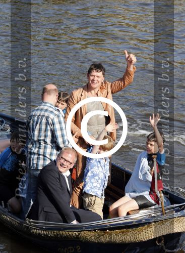 Amsterdam 7 juni 2013
Presentatie boek handboek voor vader van Beau v Erven Dorens. Hij springt samen met zijn zoons van de magere brug af in de amstel.
Peter Smulders bv