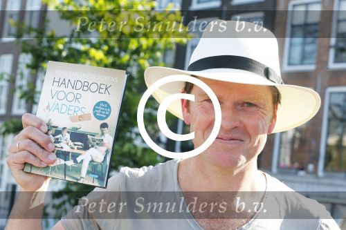 Amsterdam 7 juni 2013
Presentatie boek handboek voor vader van Beau v Erven Dorens. Hij springt samen met zijn zoons van de magere brug af in de amstel.
Peter Smulders bv