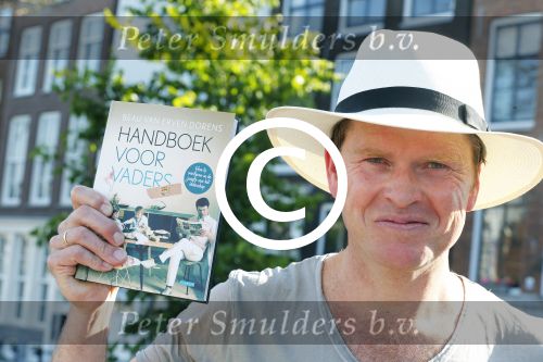 Amsterdam 7 juni 2013
Presentatie boek handboek voor vader van Beau v Erven Dorens. Hij springt samen met zijn zoons van de magere brug af in de amstel.
Peter Smulders bv