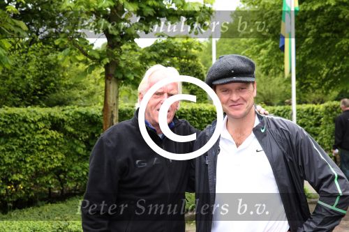 Vlaardingen, 24 Mei 2013 DON Masters Celebrity golftoernooi op golfbaan Broekpolder
Beau v Erven Dorens samen met Leo Beenhakker
Foto Peter Smulders BV