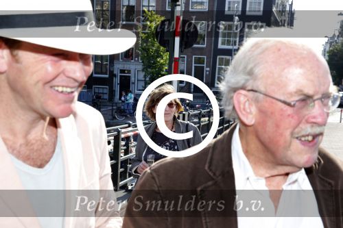 Amsterdam 7 juni 2013
Presentatie boek handboek voor vader van Beau v Erven Dorens. Hij springt samen met zijn zoons van de magere brug af in de amstel. Beau met vader en moeder
Peter Smulders bv