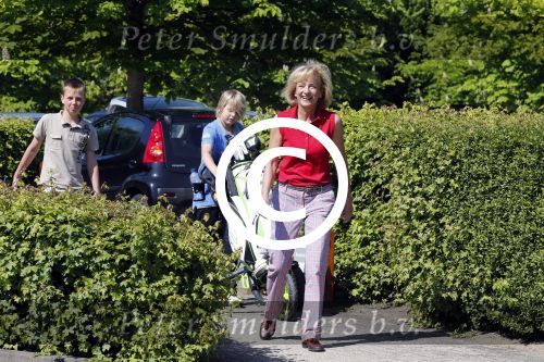 Almere 27 mei 2013
Berdien Stenberg met zoon op de golfbaan van Almeerder hout.
Peter Smulders bv