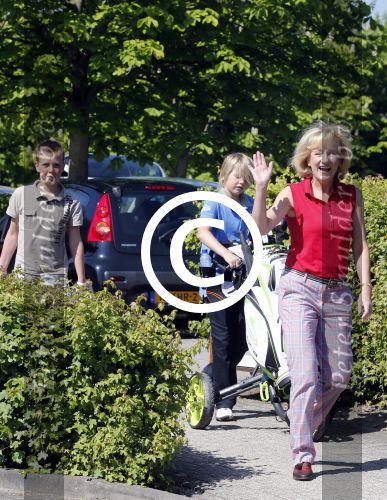 Almere 27 mei 2013
Berdien Stenberg met zoon op de golfbaan van Almeerder hout.
Peter Smulders bv