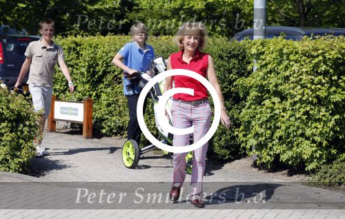 Almere 27 mei 2013
Berdien Stenberg met zoon op de golfbaan van Almeerder hout.
Peter Smulders bv