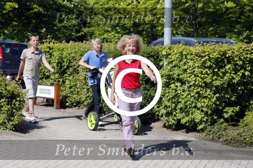 Almere 27 mei 2013
Berdien Stenberg met zoon op de golfbaan van Almeerder hout.
Peter Smulders bv