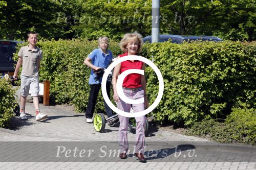 Almere 27 mei 2013
Berdien Stenberg met zoon op de golfbaan van Almeerder hout.
Peter Smulders bv