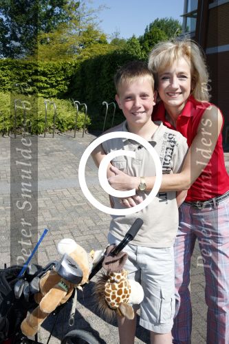 Almere 27 mei 2013
Berdien Stenberg met zoon op de golfbaan van Almeerder hout.
Peter Smulders bv