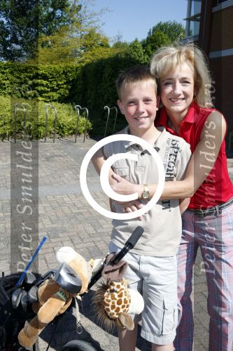 Almere 27 mei 2013
Berdien Stenberg met zoon op de golfbaan van Almeerder hout.
Peter Smulders bv