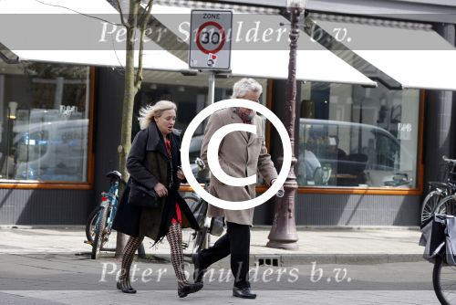 Amsterdam 13 april 2013
Boudewijn Poelmann met zijn vrouw op straat.
Peter Smulders bv
