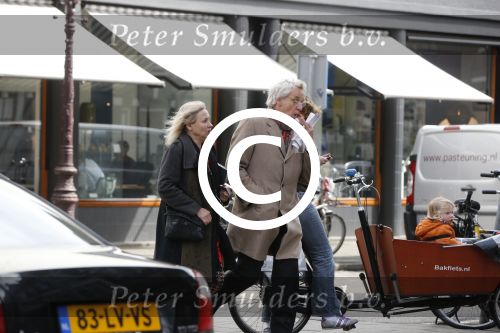 Amsterdam 13 april 2013
Boudewijn Poelmann met zijn vrouw op straat.
Peter Smulders bv