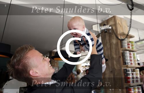 Apeldoorn 10 juni 2013
Presntatie nieuwe boek Sonja Bakker. Haar vader zoon Bram en man Jan Reus zijn daarbij aanwezig.
Peter Smulders bv