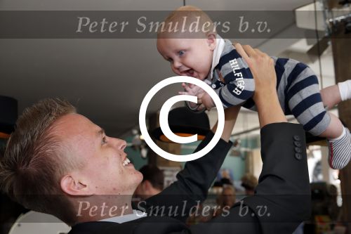 Apeldoorn 10 juni 2013
Presntatie nieuwe boek Sonja Bakker. Haar vader zoon Bram en man Jan Reus zijn daarbij aanwezig.
Peter Smulders bv