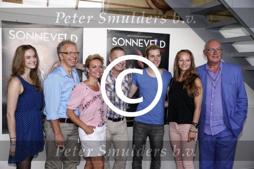 Amsterdam 18 juni 2013
Cast presentatie Wim Sonneveld de musical in carre met in de hoofdrollen Tony Neef en Mariska v Kolck. De foto toont de complete cast v.l.n.r. Sandra Jonkman, Jan Elbertse, Mariska van Kolck, Tony Neef, Thomas Cammaert en Cindy Bell samen met Hans van der Woude
Peter Smulders bv