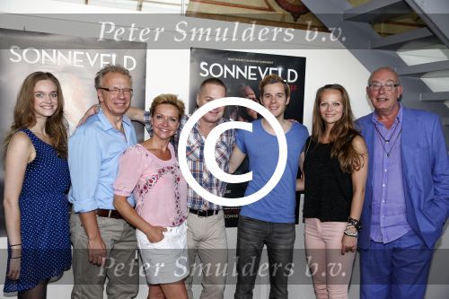 Amsterdam 18 juni 2013
Cast presentatie Wim Sonneveld de musical in carre met in de hoofdrollen Tony Neef en Mariska v Kolck. De foto toont de complete cast v.l.n.r. Sandra Jonkman, Jan Elbertse, Mariska van Kolck, Tony Neef, Thomas Cammaert en Cindy Bell samen met Hans van der Woude
Peter Smulders bv