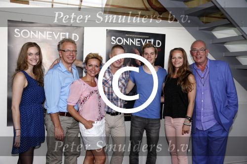 Amsterdam 18 juni 2013
Cast presentatie Wim Sonneveld de musical in carre met in de hoofdrollen Tony Neef en Mariska v Kolck. De foto toont de complete cast v.l.n.r. Sandra Jonkman, Jan Elbertse, Mariska van Kolck, Tony Neef, Thomas Cammaert en Cindy Bell samen met Hans van der Woude
Peter Smulders bv