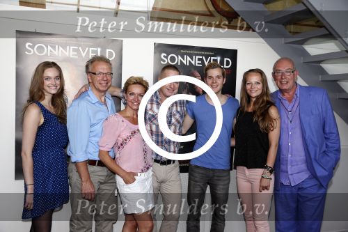 Amsterdam 18 juni 2013
Cast presentatie Wim Sonneveld de musical in carre met in de hoofdrollen Tony Neef en Mariska v Kolck. De foto toont de complete cast v.l.n.r. Sandra Jonkman, Jan Elbertse, Mariska van Kolck, Tony Neef, Thomas Cammaert en Cindy Bell samen met Hans van der Woude
Peter Smulders bv