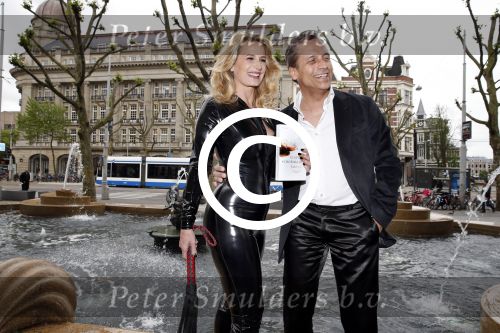Amsterdam 13 juni 2013
Presentatie nieuwe boek van Claudia Schoemacher in hotel l Americain. Claudia met haar man Robert en dochter Olivia
Peter Smulders bv