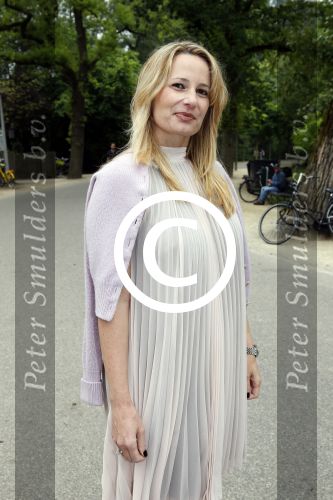 Amsterdam 20 juni 2013
Boek presentatie Nina Veeneman Diets Noor Schutte Kerckhoff en Marieke Wigmans Bremers in het melkhuis in het vondelpark. Claudia Schoemacher
Peter Smulders bv