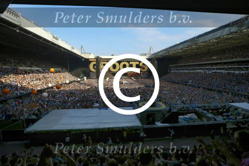 EINDHOVEN - Het concert van Guus Meeuwis in het PSV Stadion vanuit de Skybox van Renï¿½ van de Kerkhof. FOTO LEVIN DEN BOER - PERSFOTO.NU