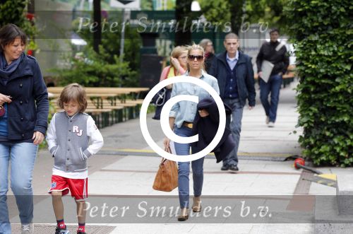 Hamburg 2 juni 2013
Sylvie v d Vaart en haar ouders en aupair gaan met damian naar zijn verjaardagsfeestje in indoor beach centrum Hamburg.
Peter Smulders bv