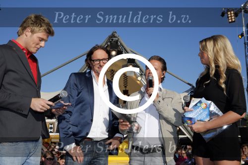 Purmerend 4 juni 2013
Tros Muziekfeest en sterren.nl awards op de markt in Purmerend. danny de Munk met Eric v Tijn
Peter Smulders bv