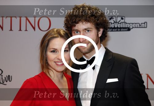 Amsterdam 18 maart 2013
Premiere Valentino in Tuschinski met in de hoofdrollen Najib Amhali Elise Schaap Johnny de Mol en Yolanthe Sneijder Cabau. david Lucieer met vriendin
Peter Smulders bv