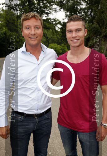 Amsterdam 20 juni 2013
Boek presentatie Nina Veeneman Diets Noor Schutte Kerckhoff en Marieke Wigmans Bremers in het melkhuis in het vondelpark. Steinar Dietz met Derk Boerrigter
Peter Smulders bv