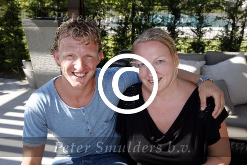 Istanbul 20 mei 2013
Op bezoek thuis bij Dirk Kuyt en zijn vrouw Gertrude en hun kinderen.
Dirk speelt bij Fenerbache en woont in een prachtig huis op een bewaakt compound.. Dirk met zijn zus
Peter Smulders bv