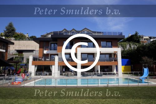 Istanbul 20 mei 2013
Op bezoek thuis bij Dirk Kuyt en zijn vrouw Gertrude en hun kinderen.
Dirk speelt bij Fenerbache en woont in een prachtig huis op een bewaakt compound.
Peter Smulders bv