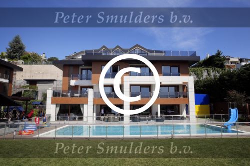 Istanbul 20 mei 2013
Op bezoek thuis bij Dirk Kuyt en zijn vrouw Gertrude en hun kinderen.
Dirk speelt bij Fenerbache en woont in een prachtig huis op een bewaakt compound.
Peter Smulders bv