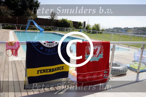 Istanbul 20 mei 2013
Op bezoek thuis bij Dirk Kuyt en zijn vrouw Gertrude en hun kinderen.
Dirk speelt bij Fenerbache en woont in een prachtig huis op een bewaakt compound.
Peter Smulders bv