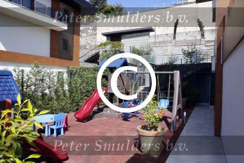 Istanbul 20 mei 2013
Op bezoek thuis bij Dirk Kuyt en zijn vrouw Gertrude en hun kinderen.
Dirk speelt bij Fenerbache en woont in een prachtig huis op een bewaakt compound.
Peter Smulders bv