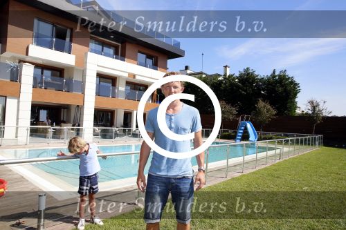 Istanbul 20 mei 2013
Op bezoek thuis bij Dirk Kuyt en zijn vrouw Gertrude en hun kinderen.
Dirk speelt bij Fenerbache en woont in een prachtig huis op een bewaakt compound.
Peter Smulders bv