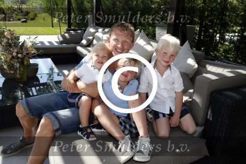 Istanbul 20 mei 2013
Op bezoek thuis bij Dirk Kuyt en zijn vrouw Gertrude en hun kinderen.
Dirk speelt bij Fenerbache en woont in een prachtig huis op een bewaakt compound.
Peter Smulders bv