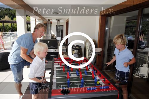 Istanbul 20 mei 2013
Op bezoek thuis bij Dirk Kuyt en zijn vrouw Gertrude en hun kinderen.
Dirk speelt bij Fenerbache en woont in een prachtig huis op een bewaakt compound.
Peter Smulders bv