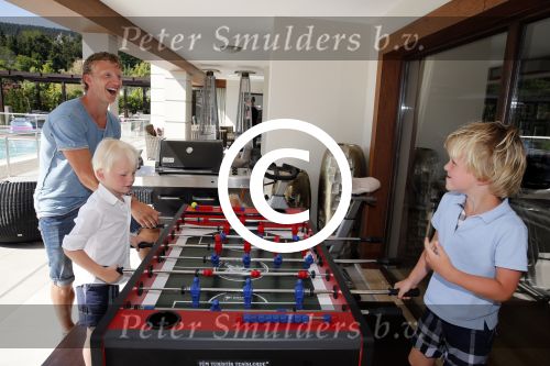 Istanbul 20 mei 2013
Op bezoek thuis bij Dirk Kuyt en zijn vrouw Gertrude en hun kinderen.
Dirk speelt bij Fenerbache en woont in een prachtig huis op een bewaakt compound.
Peter Smulders bv
