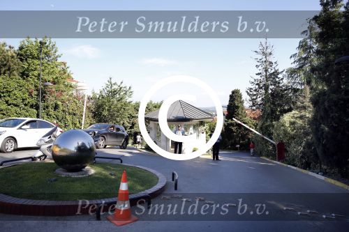 Istanbul 20 mei 2013
Op bezoek thuis bij Dirk Kuyt en zijn vrouw Gertrude en hun kinderen.
Dirk speelt bij Fenerbache en woont in een prachtig huis op een bewaakt compound.
Peter Smulders bv