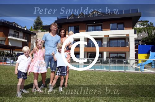 Istanbul 20 mei 2013
Op bezoek thuis bij Dirk Kuyt en zijn vrouw Gertrude en hun kinderen.
Dirk speelt bij Fenerbache en woont in een prachtig huis op een bewaakt compound.
Peter Smulders bv