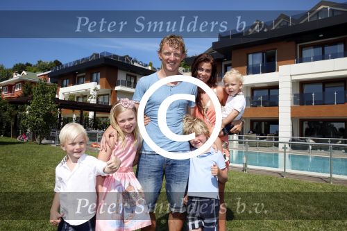 Istanbul 20 mei 2013
Op bezoek thuis bij Dirk Kuyt en zijn vrouw Gertrude en hun kinderen.
Dirk speelt bij Fenerbache en woont in een prachtig huis op een bewaakt compound.
Peter Smulders bv