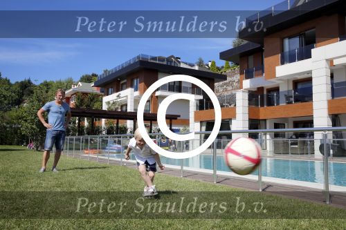 Istanbul 20 mei 2013
Op bezoek thuis bij Dirk Kuyt en zijn vrouw Gertrude en hun kinderen.
Dirk speelt bij Fenerbache en woont in een prachtig huis op een bewaakt compound.
Peter Smulders bv