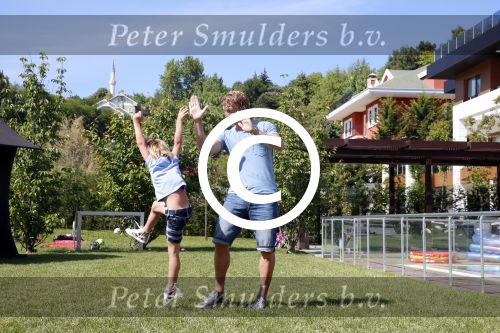 Istanbul 20 mei 2013
Op bezoek thuis bij Dirk Kuyt en zijn vrouw Gertrude en hun kinderen.
Dirk speelt bij Fenerbache en woont in een prachtig huis op een bewaakt compound.
Peter Smulders bv