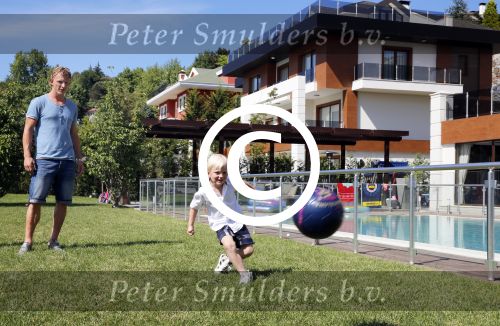 Istanbul 20 mei 2013
Op bezoek thuis bij Dirk Kuyt en zijn vrouw Gertrude en hun kinderen.
Dirk speelt bij Fenerbache en woont in een prachtig huis op een bewaakt compound.
Peter Smulders bv