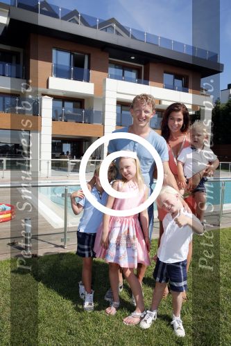Istanbul 20 mei 2013
Op bezoek thuis bij Dirk Kuyt en zijn vrouw Gertrude en hun kinderen.
Dirk speelt bij Fenerbache en woont in een prachtig huis op een bewaakt compound.
Peter Smulders bv