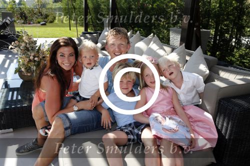 Istanbul 20 mei 2013
Op bezoek thuis bij Dirk Kuyt en zijn vrouw Gertrude en hun kinderen.
Dirk speelt bij Fenerbache en woont in een prachtig huis op een bewaakt compound.
Peter Smulders bv