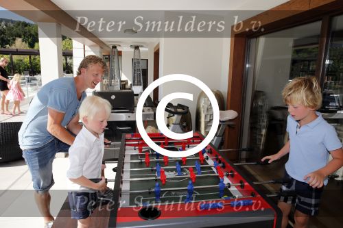 Istanbul 20 mei 2013
Op bezoek thuis bij Dirk Kuyt en zijn vrouw Gertrude en hun kinderen.
Dirk speelt bij Fenerbache en woont in een prachtig huis op een bewaakt compound.
Peter Smulders bv