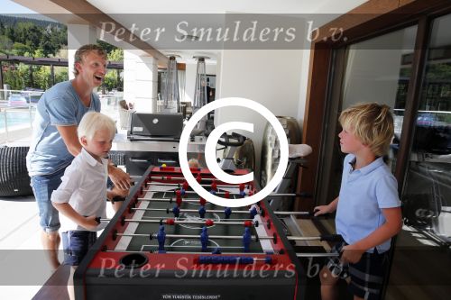 Istanbul 20 mei 2013
Op bezoek thuis bij Dirk Kuyt en zijn vrouw Gertrude en hun kinderen.
Dirk speelt bij Fenerbache en woont in een prachtig huis op een bewaakt compound.
Peter Smulders bv