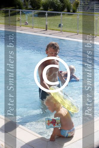 Istanbul 20 mei 2013
Op bezoek thuis bij Dirk Kuyt en zijn vrouw Gertrude en hun kinderen.
Dirk speelt bij Fenerbache en woont in een prachtig huis op een bewaakt compound.
Peter Smulders bv